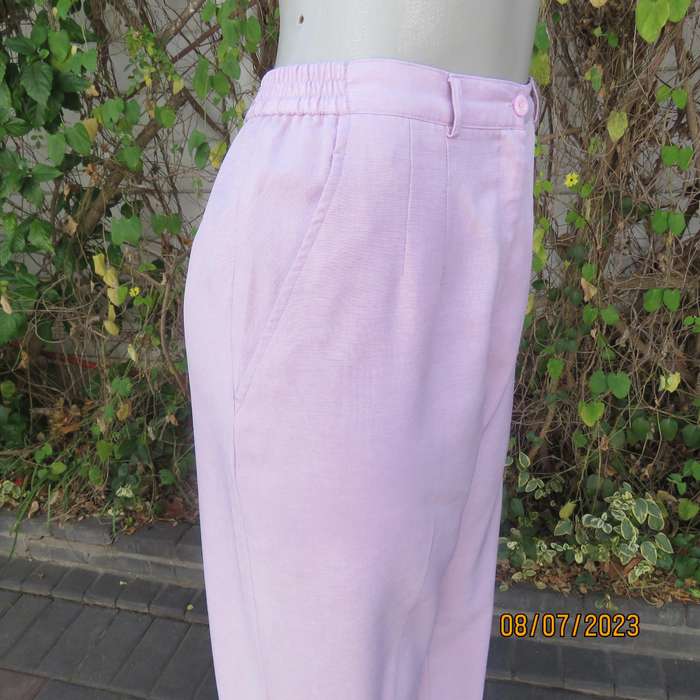 Light mauve pink ankle pants in polyester. Side pockets. Size 40 loose fit.