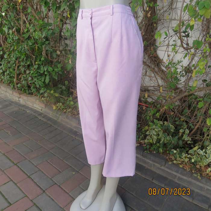 Light mauve pink ankle pants in polyester. Side pockets. Size 40 loose fit.