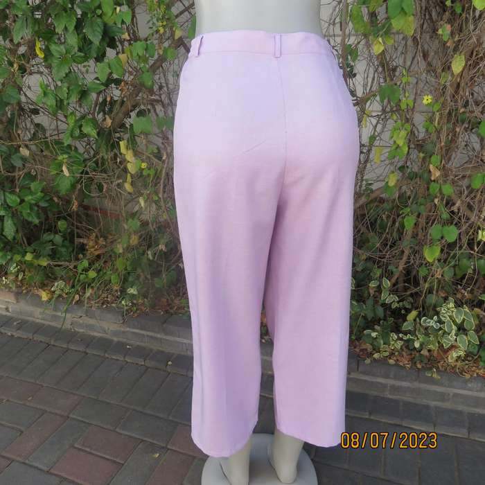 Light mauve pink ankle pants in polyester. Side pockets. Size 40 loose fit.
