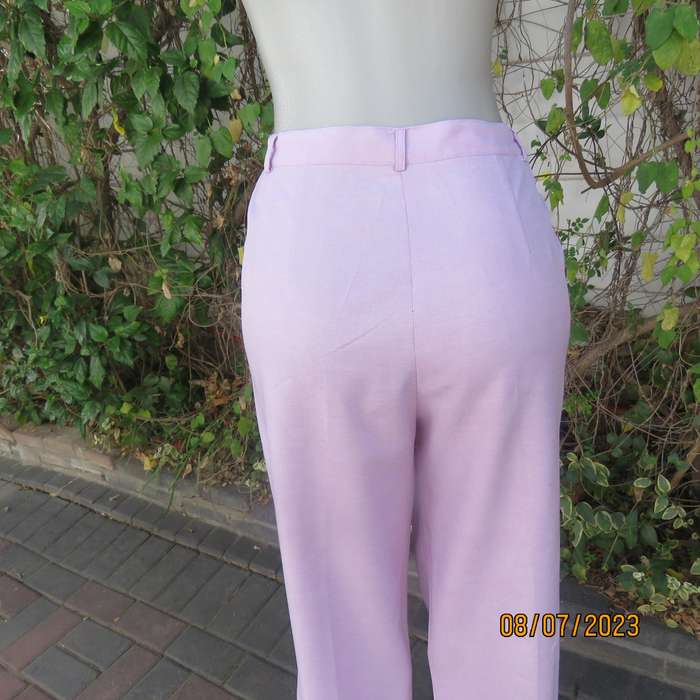 Light mauve pink ankle pants in polyester. Side pockets. Size 40 loose fit.