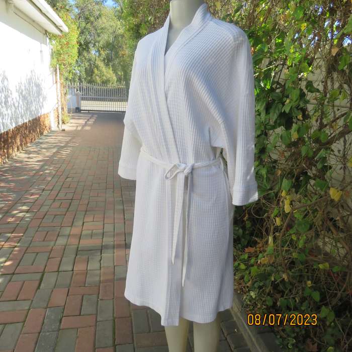 WOOLWORTHS white waffle fold over night gown size 40. With belt.