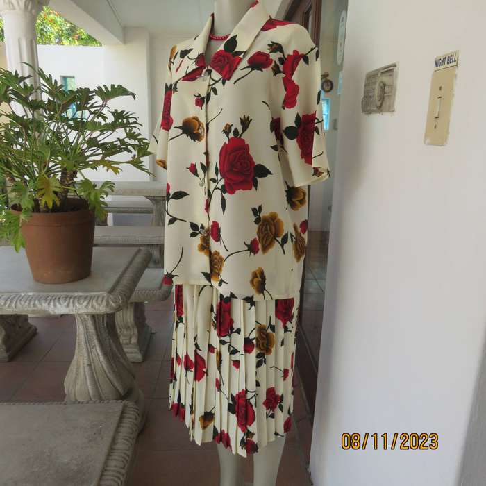 Rich cream with bold red-gold rose print 2 pc outfit size 42. Permanent pleated skirt.