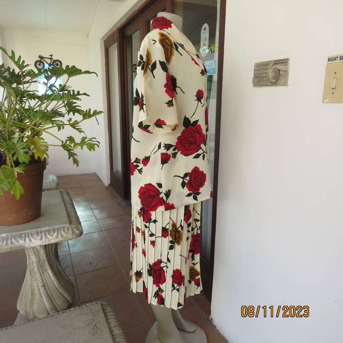 Rich cream with bold red-gold rose print 2 pc outfit size 42. Permanent pleated skirt.