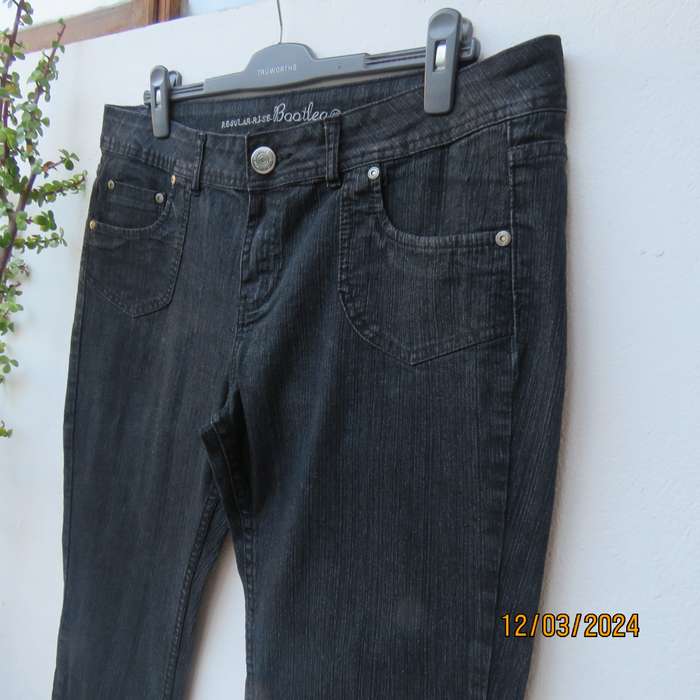 NEWS dark navy denim jeans in polycotton stretch. Bootleg. Size 42. As new
