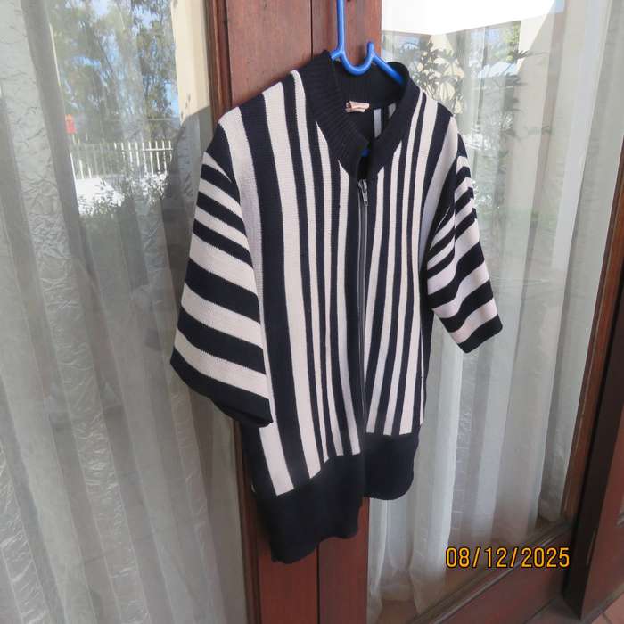 Navy-white vertical striped acrylic knit zip-up short sleeve top. Girl size 13 to 14 years old