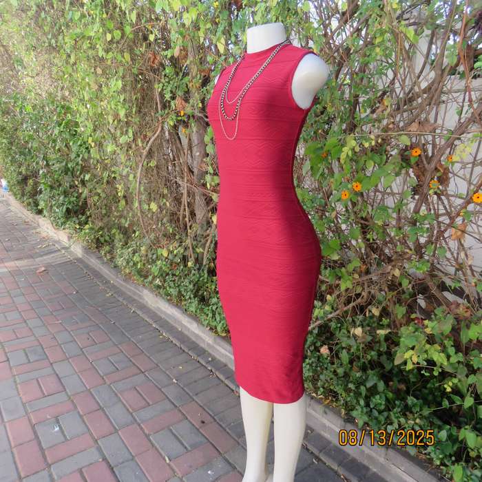 Maroon bodycon slip over embossed stretch polyester size 30 dress.