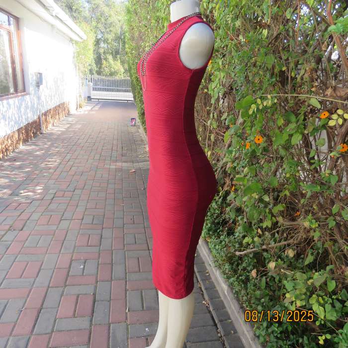 Maroon bodycon slip over embossed stretch polyester size 30 dress.