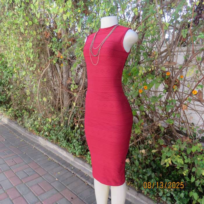 Maroon bodycon slip over embossed stretch polyester size 30 dress.