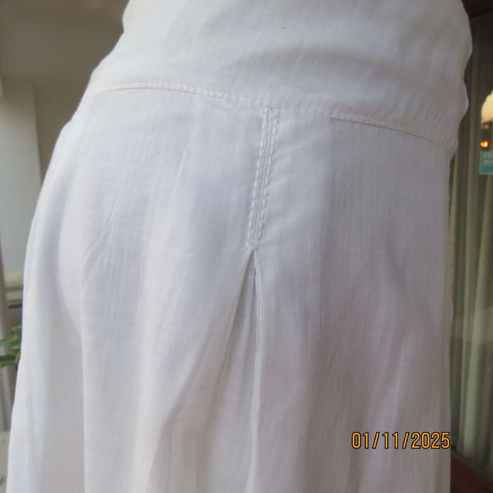 WOOLWORTHS amazing fine cotton white half flare skirt in white. Paneled and with 6 pleats.Size 36.