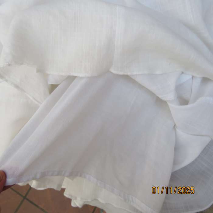 WOOLWORTHS amazing fine cotton white half flare skirt in white. Paneled and with 6 pleats.Size 36.