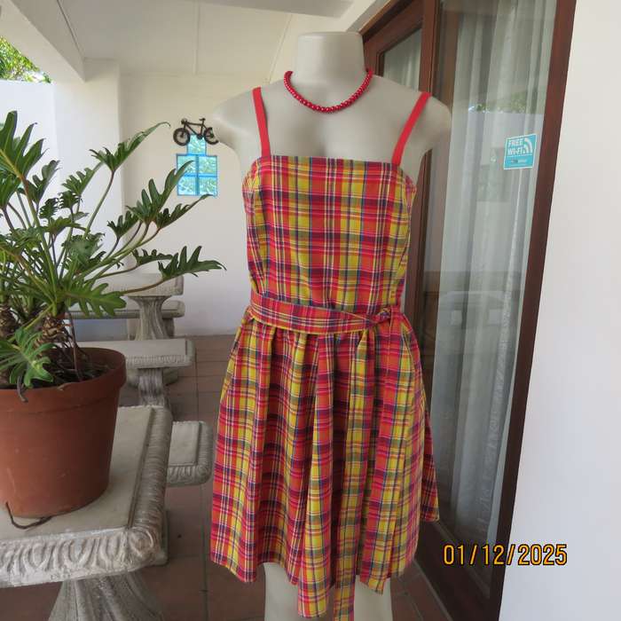 Cheerful LEGIT strappy dress in red-blue-yellow tartan check. Size 40. 100% cotton. Fabric belt.