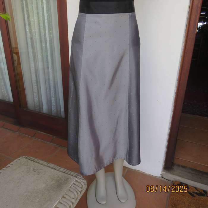 Silver grey paneled skirt in 2 shades with black waistband. Size 40. In satin