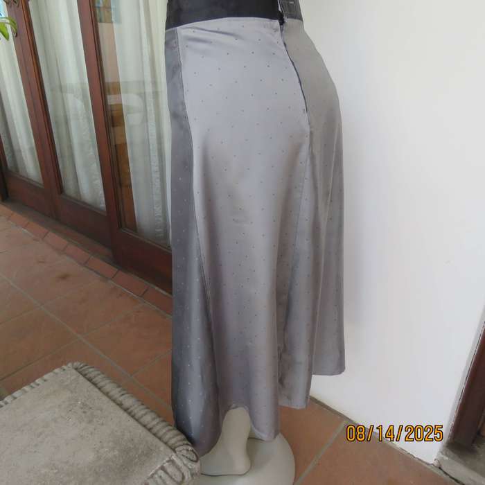 Silver grey paneled skirt in 2 shades with black waistband. Size 40. In satin