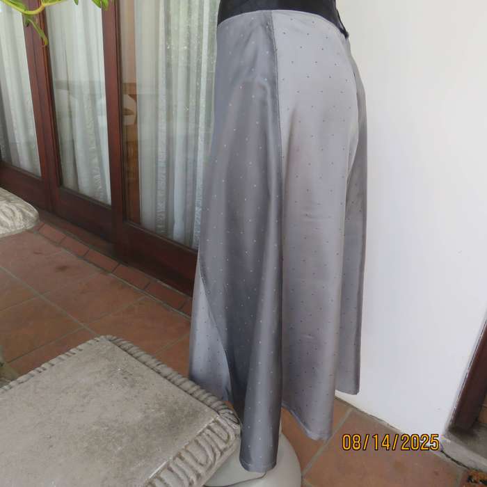 Silver grey paneled skirt in 2 shades with black waistband. Size 40. In satin