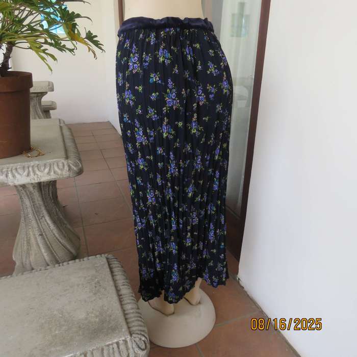 Navy maxi permanent pleated skirt with blue-lilac posies. Flat front. Size 40-42