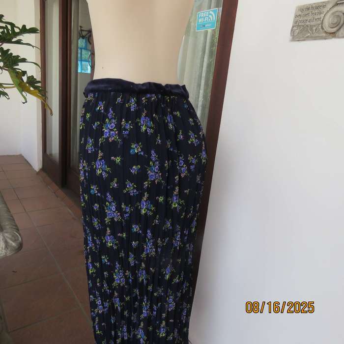 Navy maxi permanent pleated skirt with blue-lilac posies. Flat front. Size 40-42