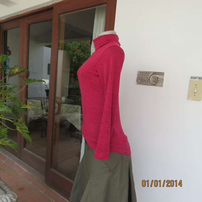 FRIENDS Inc dark magenta pink stretch polyester long sleeve poloneck top size 30.