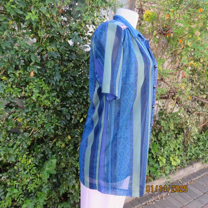 NUVELLE vintage 2 pc blouse set. Cami and button down top. In blue-purple-green lines. Size 36.
