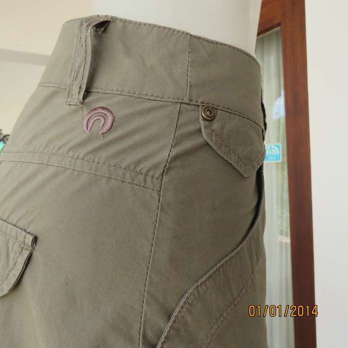 Fashion gored medium brown skirt in 100% cotton. Cute front pockets. Size 32 by RED.