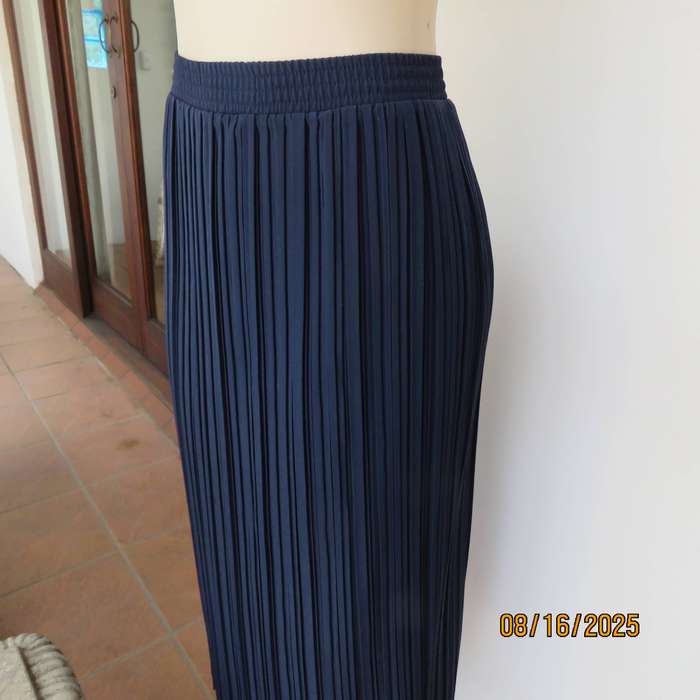 DELSWA navy fine permanent pleated silky polyester skirt size 36.