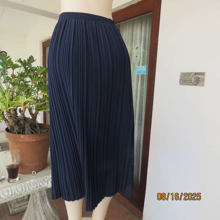 DELSWA navy fine permanent pleated silky polyester skirt size 36.