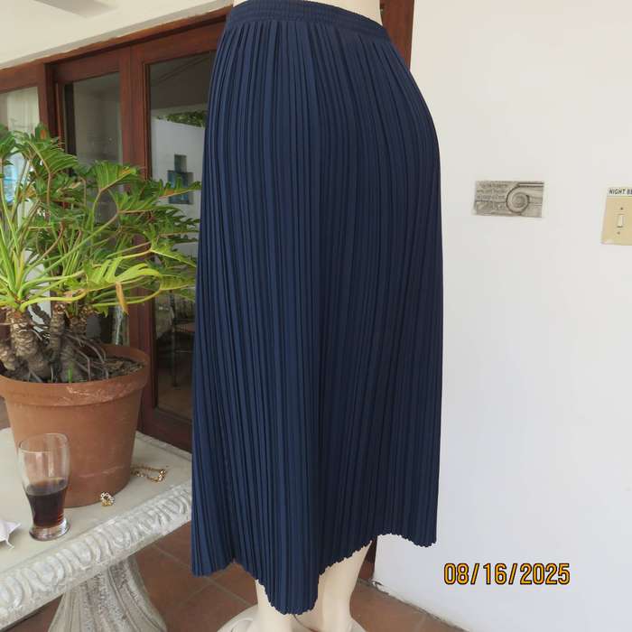 DELSWA navy fine permanent pleated silky polyester skirt size 36.