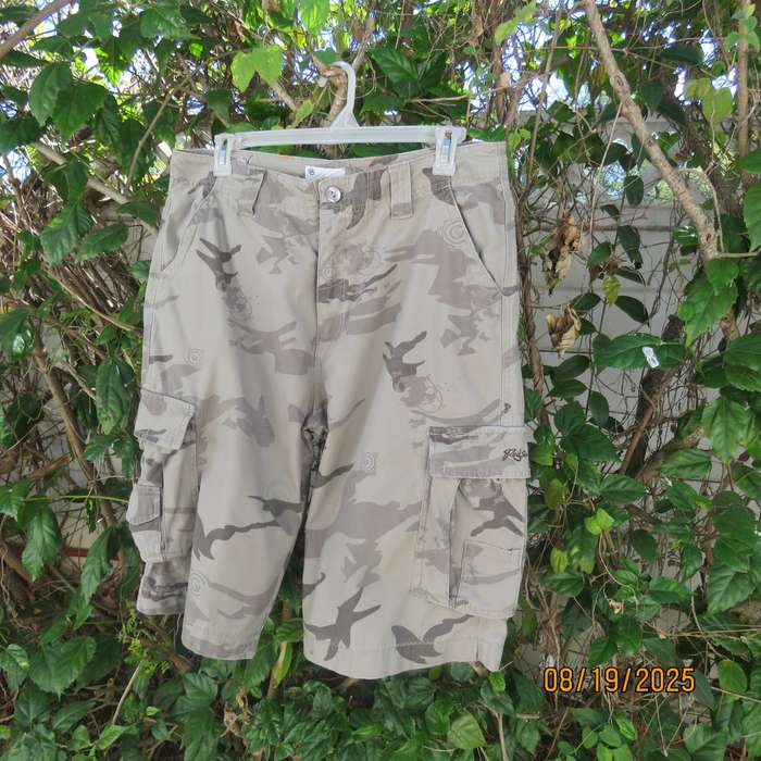 RED cotton camo knee length pants size 38. With bellow pockets.