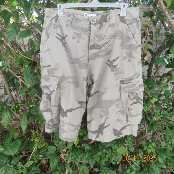 RED cotton camo knee length pants size 38. With bellow pockets.