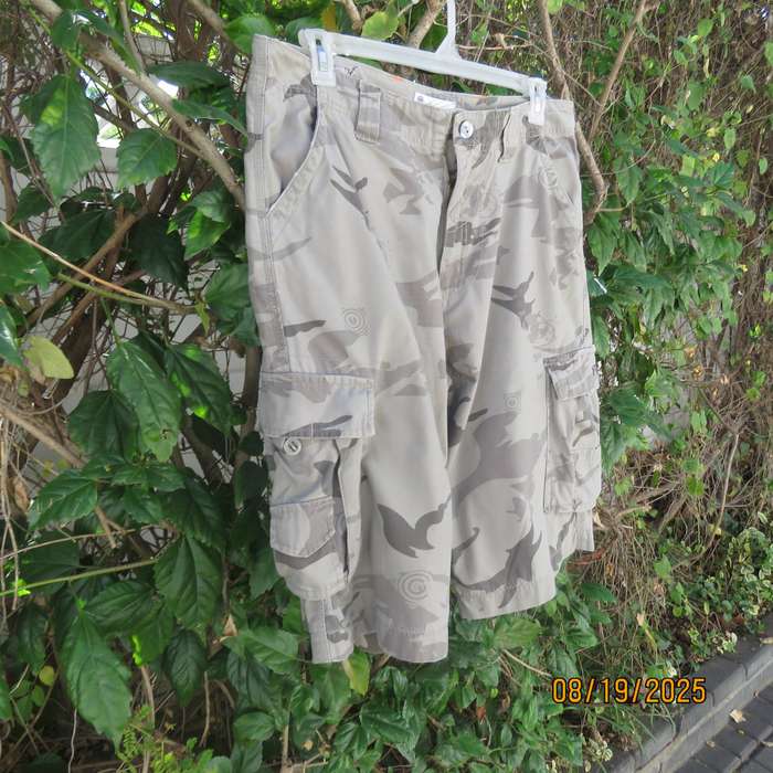 RED cotton camo knee length pants size 38. With bellow pockets.