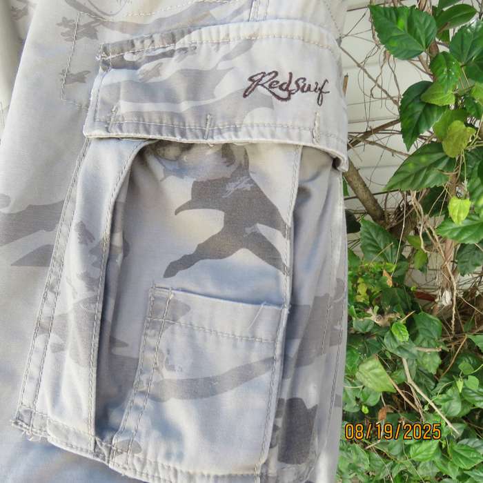 RED cotton camo knee length pants size 38. With bellow pockets.