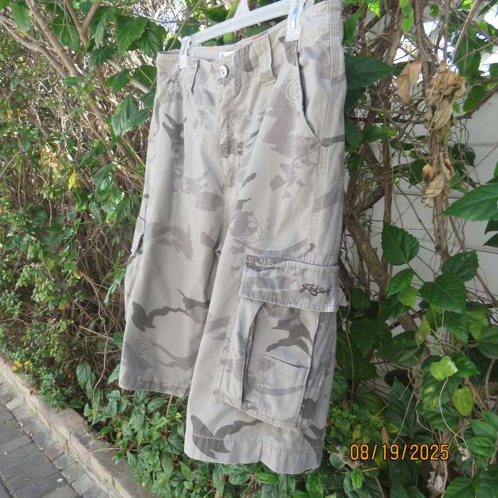 RED cotton camo knee length pants size 38. With bellow pockets.