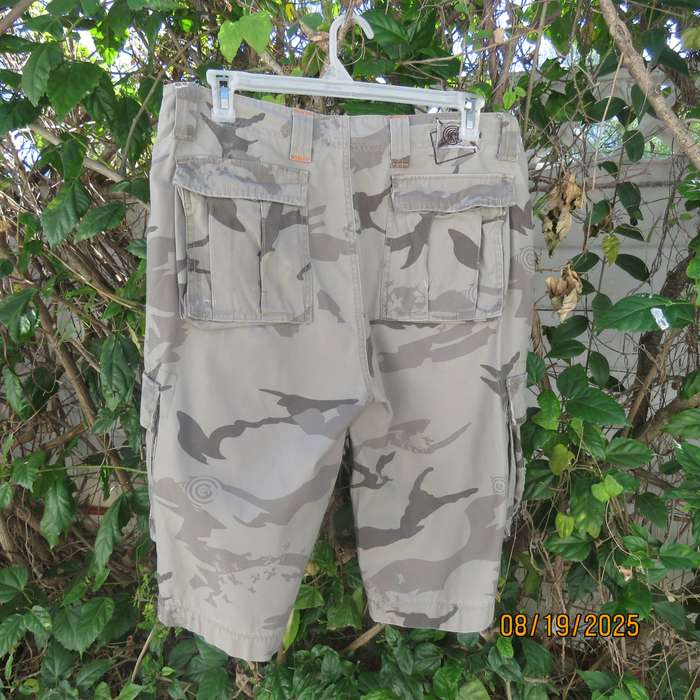 RED cotton camo knee length pants size 38. With bellow pockets.