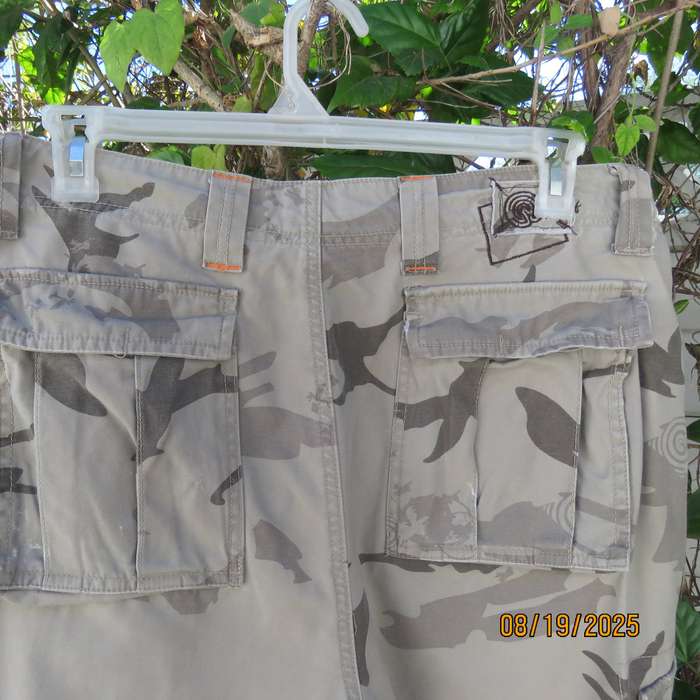 RED cotton camo knee length pants size 38. With bellow pockets.