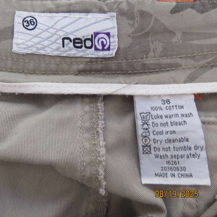 RED cotton camo knee length pants size 38. With bellow pockets.