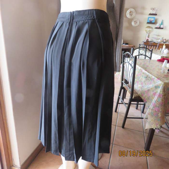 PENNY C black silky polyester skirt. Wide yoked front with pleats. Size 42.