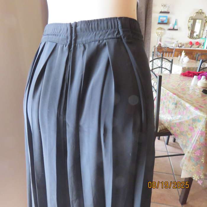 PENNY C black silky polyester skirt. Wide yoked front with pleats. Size 42.