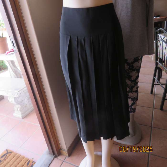 PENNY C black silky polyester skirt. Wide yoked front with pleats. Size 42.