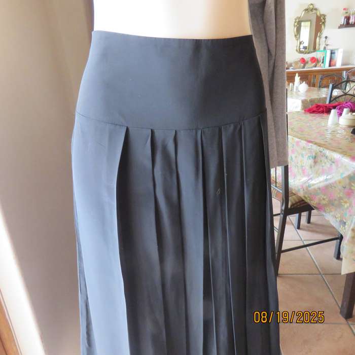 PENNY C black silky polyester skirt. Wide yoked front with pleats. Size 42.
