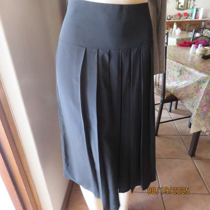 PENNY C black silky polyester skirt. Wide yoked front with pleats. Size 42.