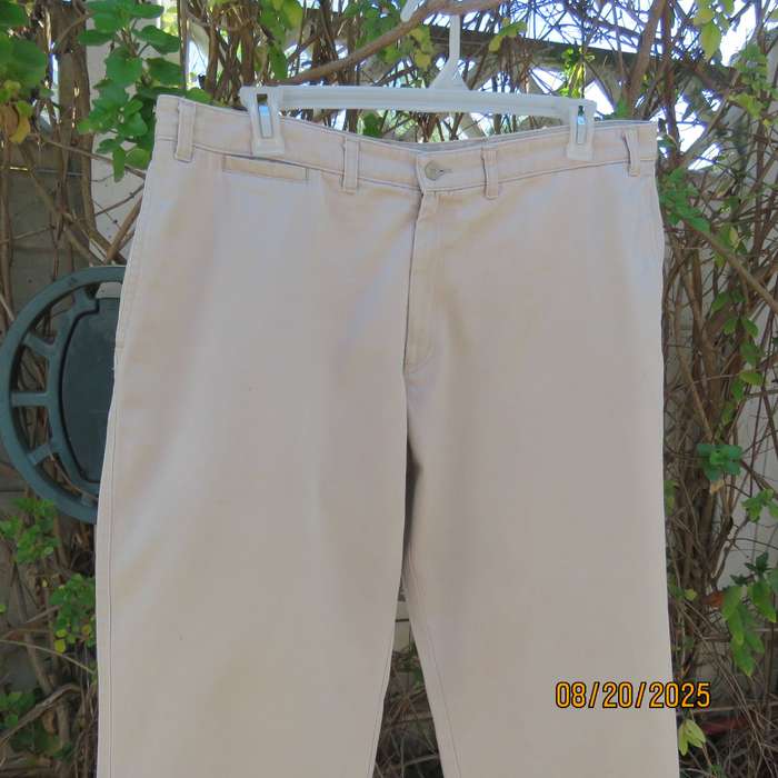 Beige pure cotton chino men's pants size 40. Flat front. Pockets sides-back.