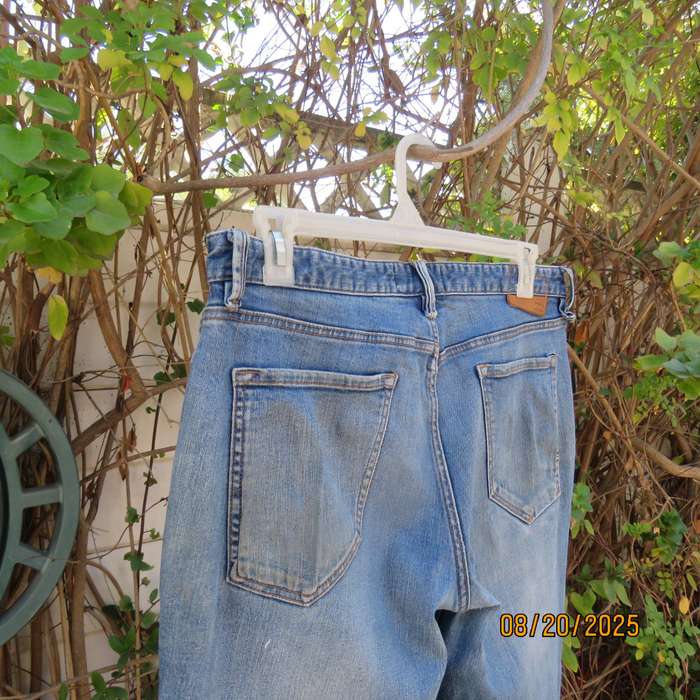 BILLABONG blue denim stretch polycotton jeans size 40 worn by lady.