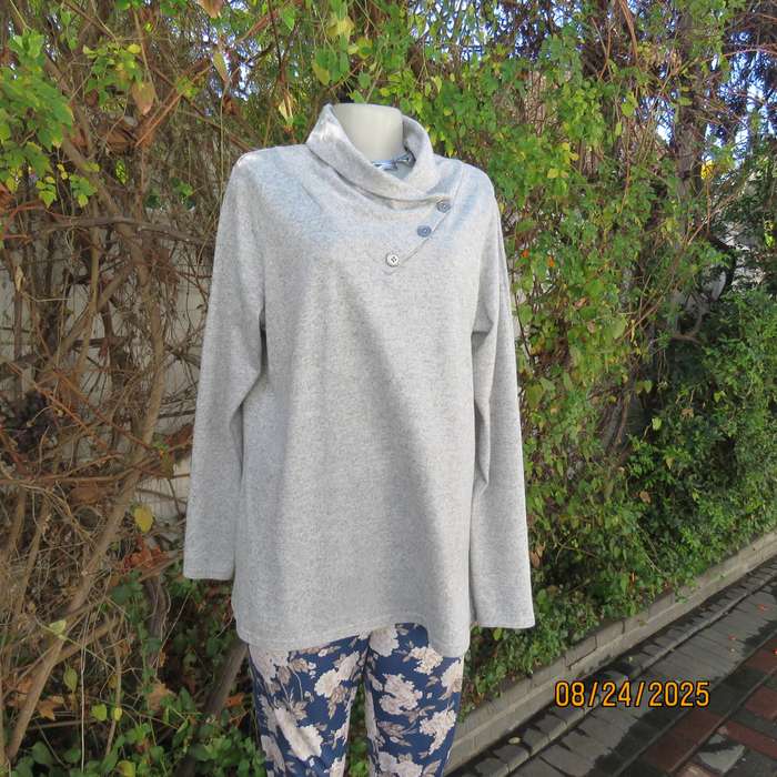 Silvergrey warm polyester stretch long sleeve top. Unique collar. Size 40-42.