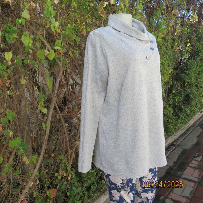 Silvergrey warm polyester stretch long sleeve top. Unique collar. Size 40-42.