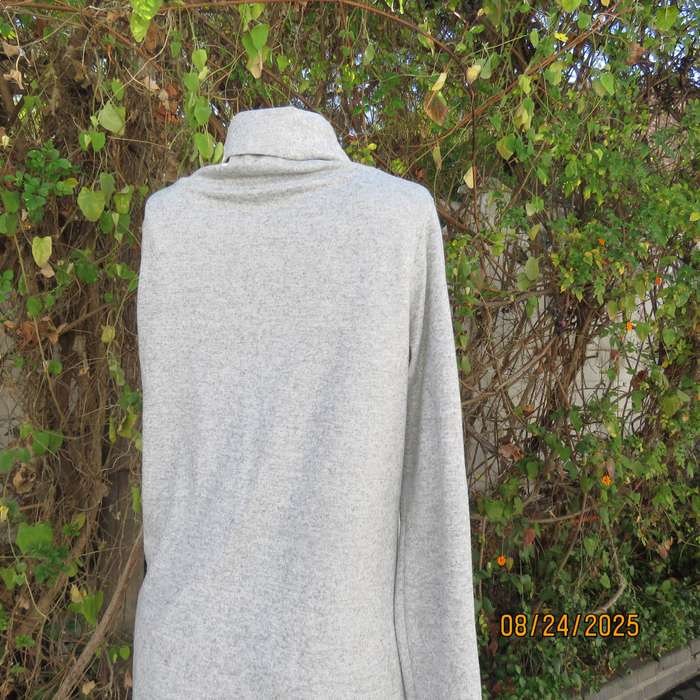 Silvergrey warm polyester stretch long sleeve top. Unique collar. Size 40-42.