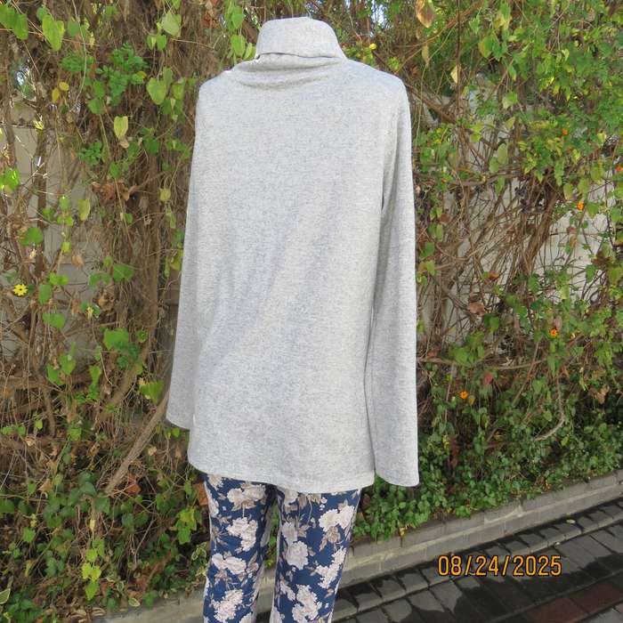 Silvergrey warm polyester stretch long sleeve top. Unique collar. Size 40-42.