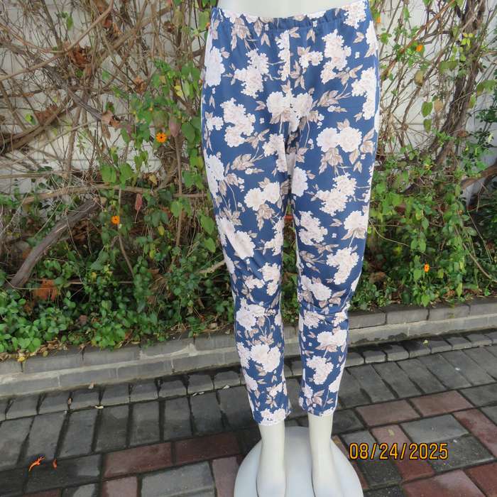 Navy stretch polyester stretch pants with white-beige flowers. Size 40