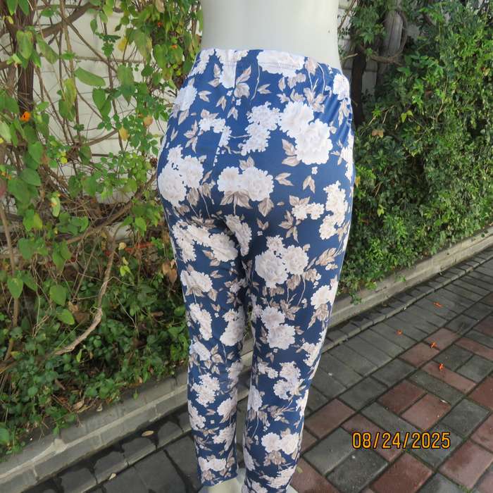 Navy stretch polyester stretch pants with white-beige flowers. Size 40