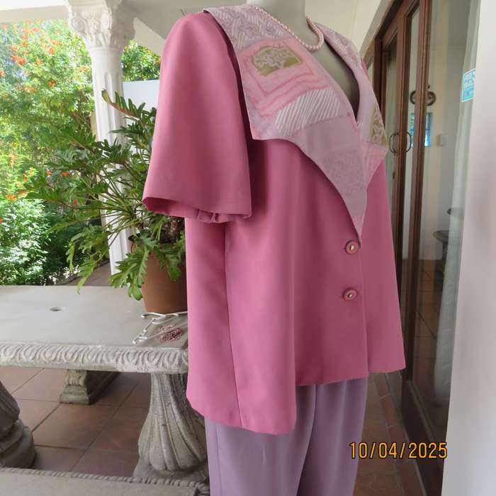 Boutique made salmon pink short sleeve jacket. Patterned collar. Size 44. As new