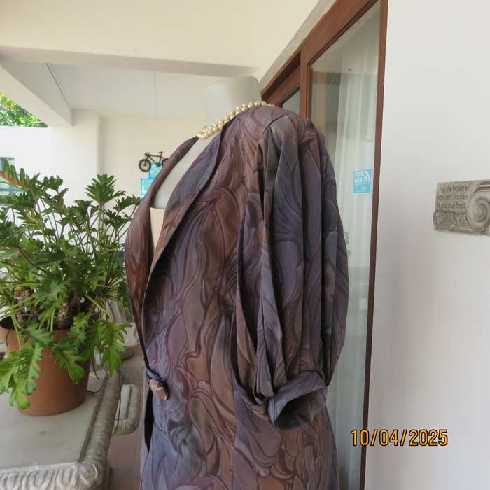 Boutique made tailored jacket size 37. Short pleated sleeves. One button closure.