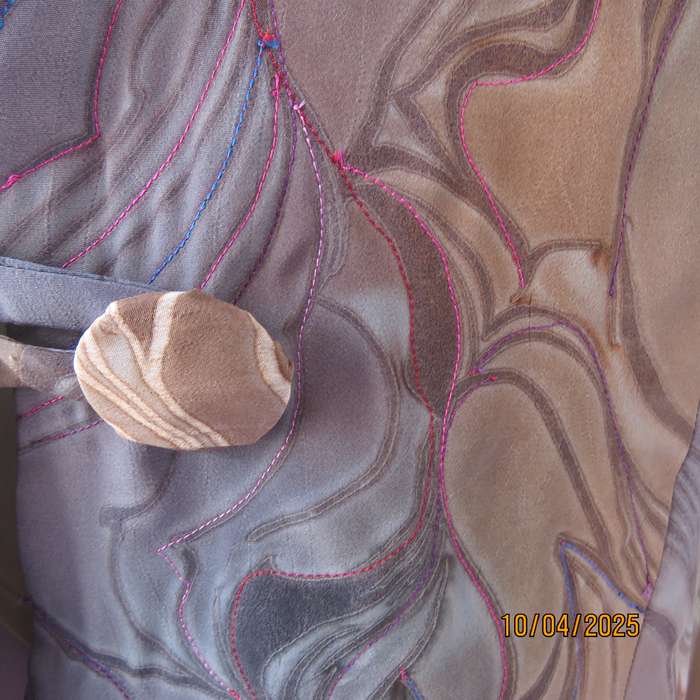 Boutique made tailored jacket size 37. Short pleated sleeves. One button closure.